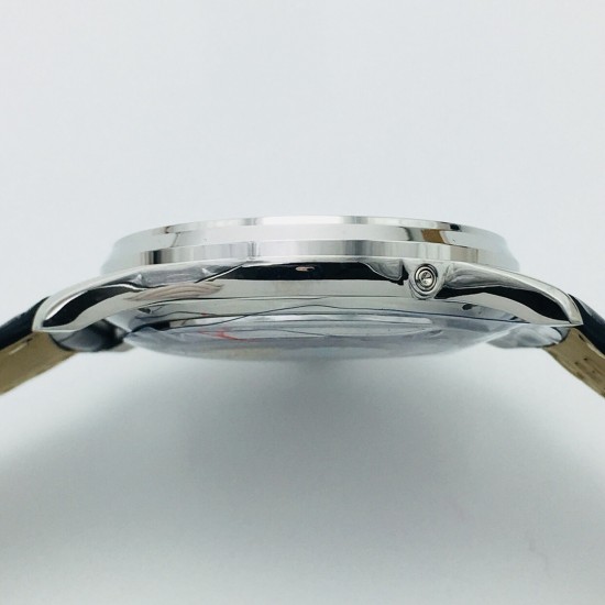 ZF【厚积“薄”发 年度大作】ZF新品,积家月相大师系列,表壳直径39mmX9.9mm与原装同步。六点钟的子盘拥有阳历阴历(月相)双期显示,月相一月转一圈,功能和正品一致。【技术突破】采用9015改积家自产Cal.925/1机芯,功能百分百同步原装自产机芯。走时稳定,素质坚挺。【细节突破】从侧面观察腕表盘面发现有微微的弧度,ZF为了达到这一效果,耗时费力多次调整模具,确保神韵和感觉能与原装相媲美。ZF积家月相大师,满足您对月相的一切美好情怀。 ZF【厚积“薄”发 年度大作】ZF新品,积家月相大师系列,表壳直径39mmX9.9mm与原装同步。六点钟的子盘拥有阳历阴历(月相)双期显示,月相一月转一圈,功能和正品一致。【技术突破】采用9015改积家自产Cal.925/1机芯,功能百分百同步原装自产机芯。走时稳定,素质坚挺。【细节突破】从侧面观察腕表盘面发现有微微的弧度,ZF为了达到这一效果,耗时费力多次调整模具,确保神韵和感觉能与原装相媲美。ZF积家月相大师,满足您对月相的一切美好情怀。