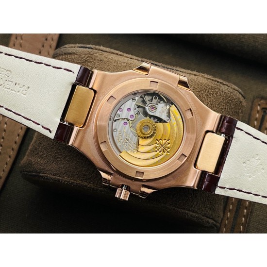 【PFF Factory2021牛年力作】V2升级版 【市场最高品质版本】百达.翡丽Patekphilippe运动系列(鹦鹉螺)5724(霸道总裁)升级版!1⃣️所有功能同正品(10字位动能显示,7字位日历和月相 4字位小秒针),和原装一样的带水平压纹图案,带荧光刻度 !2⃣️直径40毫米,904L精钢镀金,蓝宝石玻璃镜面。3⃣️5722和5724款的外钻为施华洛世奇钻,通透闪亮,气质非凡。在目前技术范畴内尽可能接近原装,此款腕表可以让您驾驭所有场合!PFF匠心之作 欢迎您的品鉴 【PFF Factory2021牛年力作】V2升级版 【市场最高品质版本】百达.翡丽Patekphilippe运动系列(鹦鹉螺)5724(霸道总裁)升级版!1⃣️所有功能同正品(10字位动能显示,7字位日历和月相 4字位小秒针),和原装一样的带水平压纹图案,带荧光刻度 !2⃣️直径40毫米,904L精钢镀金,蓝宝石玻璃镜面。3⃣️5722和5724款的外钻为施华洛世奇钻,通透闪亮,气质非凡。在目前技术范畴内尽可能接近原装,此款腕表可以让您驾驭所有场合!PFF匠心之作 欢迎您的品鉴