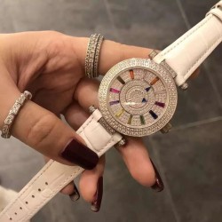 FRANCK MULLER【法兰克•穆勒】神秘时间 玩转表界 2020年新款女式腕表，官网同步更新，奢华的经典著作当属FM出品，纯钢外壳，镶嵌施华洛世奇水晶，高端的奢华与尊贵，经典满钻字面，突破设计风格和寓意深刻，改变需要新形象，你值得拥有。进口2836全自动机械，蓝宝石镜面，亮色真牛皮表带。尺寸大号42mm   小号38mm