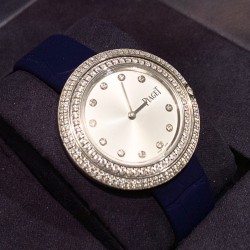 实拍 伯爵-PIAGET 女士腕表 瑞士石英机芯 316L精钢表壳 真牛皮表带 尺寸34*8mm 蓝宝石玻璃镜面 简约的设计,大胆而多彩的配色,以及旋转表圈是伯爵品牌 Possession腕表的特质所在。通过品牌制表师们天马星空的创意,将各个亮色的表带与贵金属、钻石、精钢材质相融,通过圆形盘面的演绎,令全新的 Possession腕表越发闪耀夺目,给人眼前一亮之感。