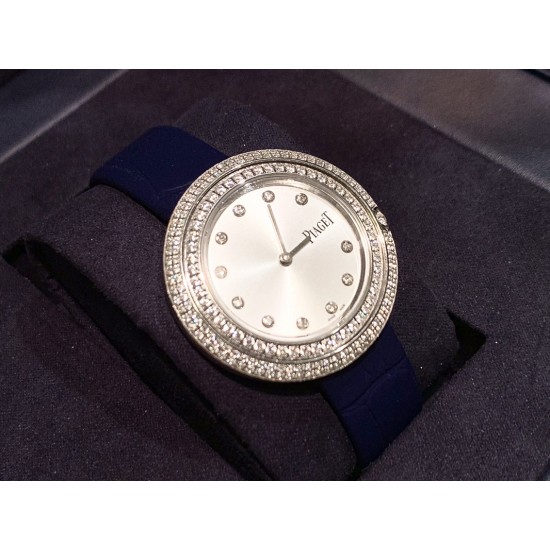 实拍 伯爵-PIAGET 女士腕表 瑞士石英机芯 316L精钢表壳 真牛皮表带 尺寸34*8mm 蓝宝石玻璃镜面 简约的设计,大胆而多彩的配色,以及旋转表圈是伯爵品牌 Possession腕表的特质所在。通过品牌制表师们天马星空的创意,将各个亮色的表带与贵金属、钻石、精钢材质相融,通过圆形盘面的演绎,令全新的 Possession腕表越发闪耀夺目,给人眼前一亮之感。 实拍 伯爵-PIAGET 女士腕表 瑞士石英机芯 316L精钢表壳 真牛皮表带 尺寸34*8mm 蓝宝石玻璃镜面 简约的设计,大胆而多彩的配色,以及旋转表圈是伯爵品牌 Possession腕表的特质所在。通过品牌制表师们天马星空的创意,将各个亮色的表带与贵金属、钻石、精钢材质相融,通过圆形盘面的演绎,令全新的 Possession腕表越发闪耀夺目,给人眼前一亮之感。