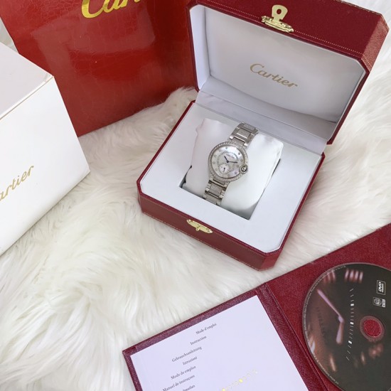 卡地亚-CARTIER新面满钻女士腕表 进口石英机芯 316L精钢表壳 矿物质超强玻璃镜面 直径36mm厚10mm该款腕表备受女性喜爱,在不同的场合映耀着她们各自的独特个性与迷人风华 卡地亚-CARTIER新面满钻女士腕表 进口石英机芯 316L精钢表壳 矿物质超强玻璃镜面 直径36mm厚10mm该款腕表备受女性喜爱,在不同的场合映耀着她们各自的独特个性与迷人风华