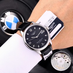 实物拍摄品牌：浪琴-LONGINES  名匠系列  销量冠军类型：[酷]男士腕表表壳：316精钢（做工优质）表带：进口小牛皮/316精钢（两种可选）机芯：进口8215全自动机械机芯（走时稳定）玻璃：高级强化镀膜镜面尺寸：直径39mm，厚度12mm