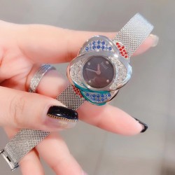 最新 PIAGET伯爵 Limelight非凡珍品腕表系列 花朵 闭合状态下尺寸33mm*22mm， 花朵盛开时直径为33mm。表壳才有18K白金电镀，进口石英机芯 。特点: 表壳由可顺时针旋转的三片花瓣造型组成一朵完美的三色艳丽花朵。第一层花瓣上镶嵌26颗白色钻石于表圈 ，第二层花瓣镶嵌26颗红色钻石彰显奢华，第三层花瓣镶嵌18颗幽邃蓝宝石彰显尊贵，蓝宝石水晶镜面 搭配绸缎丝绢皮/手工锻造丝网表带。这不仅是一款非凡的腕表，更堪称一件珠宝工艺杰作，完美结合创意，生动灵性，彰显着珠宝腕表的优雅魅力
