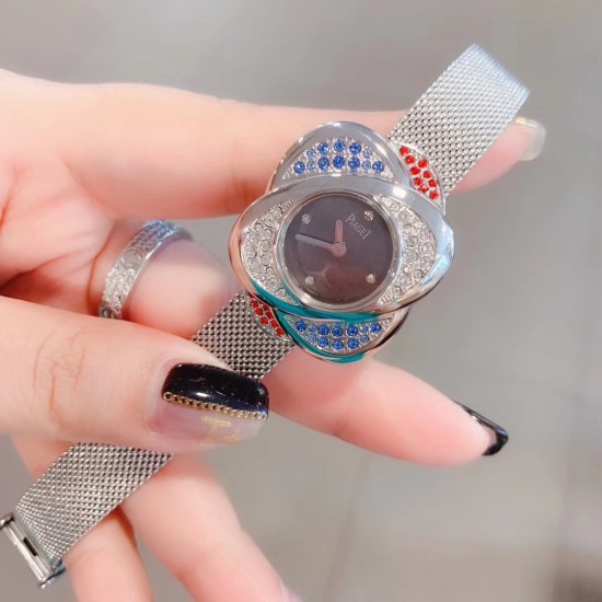 最新 PIAGET伯爵 Limelight非凡珍品腕表系列 花朵 闭合状态下尺寸33mm*22mm, 花朵盛开时直径为33mm。表壳才有18K白金电镀,进口石英机芯 。特点: 表壳由可顺时针旋转的三片花瓣造型组成一朵完美的三色艳丽花朵。第一层花瓣上镶嵌26颗白色钻石于表圈 ,第二层花瓣镶嵌26颗红色钻石彰显奢华,第三层花瓣镶嵌18颗幽邃蓝宝石彰显尊贵,蓝宝石水晶镜面 搭配绸缎丝绢皮/手工锻造丝网表带。这不仅是一款非凡的腕表,更堪称一件珠宝工艺杰作,完美结合创意,生动灵性,彰显着珠宝腕表的优雅魅力 最新 PIAGET伯爵 Limelight非凡珍品腕表系列 花朵 闭合状态下尺寸33mm*22mm, 花朵盛开时直径为33mm。表壳才有18K白金电镀,进口石英机芯 。特点: 表壳由可顺时针旋转的三片花瓣造型组成一朵完美的三色艳丽花朵。第一层花瓣上镶嵌26颗白色钻石于表圈 ,第二层花瓣镶嵌26颗红色钻石彰显奢华,第三层花瓣镶嵌18颗幽邃蓝宝石彰显尊贵,蓝宝石水晶镜面 搭配绸缎丝绢皮/手工锻造丝网表带。这不仅是一款非凡的腕表,更堪称一件珠宝工艺杰作,完美结合创意,生动灵性,彰显着珠宝腕表的优雅魅力