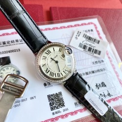 新款33钻表！又一重磅来袭！卡地亚真钻蓝气球欧洲渠道，每到年底国外很多代工都会流点这种很贵的表出来，同属石英机芯，33mm表盘，表壳镶嵌50颗vs1.5真钻！每只都有国家机构出具的证书，确保每一块都是真材实料真钻石，参数具体详尽，远非市场那些假证书可比，每一张证书的检测编号都是唯一编号，一一对应，绝无重复，机构官方网站可查阅！这个价格买钻石都值，更不要说买这个牌子的表，送礼是绝对赞到爆！要的速度了！