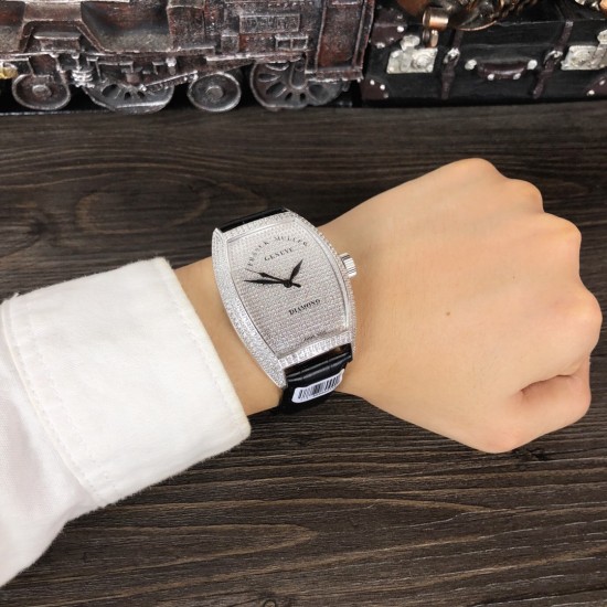 法兰克 穆勒Franck Muller 全新满天星系列⚓️搭载进口日本西铁城机械机芯⚙️18K电镀工艺意大利双面小牛皮原装针扣酒桶形拱桥状精钢表壳⚫️手工全镶嵌施华洛水晶钻 高贵霸气尺寸43*55mm高尚的艺术 精湛的工艺 一经发布 无不轰动 法兰克 穆勒Franck Muller 全新满天星系列⚓️搭载进口日本西铁城机械机芯⚙️18K电镀工艺意大利双面小牛皮原装针扣酒桶形拱桥状精钢表壳⚫️手工全镶嵌施华洛水晶钻 高贵霸气尺寸43*55mm高尚的艺术 精湛的工艺 一经发布 无不轰动