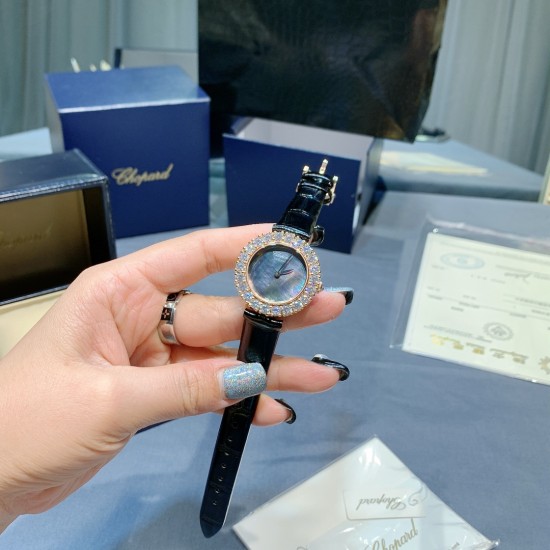 实拍 萧邦新款不断 重点推荐 重磅来袭 LHEUR DU DIAMANT珠宝镶系列,全套精钢镂空打造,光滑精致无暇,采用最新手法三爪镶石工艺,与原装正品一致,尺寸及细节完美至无可挑剔,整表美轮美奂由你任意搭配出行或各种宴会派对,该款专用进口石英机芯,走时稳定性众所周知!表扣饱满不显臃肿,蓝宝石水晶镜面,钻石及整个表扣呈现的弧度与镂空的鸟巢壳身完美绝配,搭配之对应效果令你无可挑剔,表带制作精良,狠下本钱采用进口高光牛皮 一点也不逊于市场的一般鳄鱼皮,尺寸:30mm厚10mm 实拍 萧邦新款不断 重点推荐 重磅来袭 LHEUR DU DIAMANT珠宝镶系列,全套精钢镂空打造,光滑精致无暇,采用最新手法三爪镶石工艺,与原装正品一致,尺寸及细节完美至无可挑剔,整表美轮美奂由你任意搭配出行或各种宴会派对,该款专用进口石英机芯,走时稳定性众所周知!表扣饱满不显臃肿,蓝宝石水晶镜面,钻石及整个表扣呈现的弧度与镂空的鸟巢壳身完美绝配,搭配之对应效果令你无可挑剔,表带制作精良,狠下本钱采用进口高光牛皮 一点也不逊于市场的一般鳄鱼皮,尺寸:30mm厚10mm