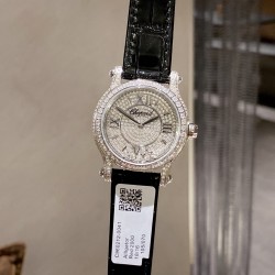 实拍 为你带来快乐——推出萧邦chopard Happy Sport满钻腕表！①卓越时计源于精湛工艺，双层蓝宝水晶玻璃之间，7颗施华洛世奇快乐彩钻活灵活现，完美诠释原装的韵味和感觉，镶满钻的表壳比例匀称，做工精湛，颗颗美钻饱满挺拔。②字面为了追求完美，耗时耗力，每一个刻度和英文logo都经过多次的独立开模，耗费多套模板，为你带来最接近原装的字面效果！③机芯采用进口石英机芯走时精准，④表带方面，为追求极致以及每一位客户的体验感，不惜成本采用牛皮皮表带，为你带来最高的体验手感制表技艺和宝石镶嵌完美融合！