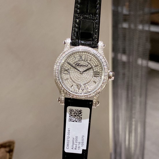 实拍 为你带来快乐——推出萧邦chopard Happy Sport满钻腕表!①卓越时计源于精湛工艺,双层蓝宝水晶玻璃之间,7颗施华洛世奇快乐彩钻活灵活现,完美诠释原装的韵味和感觉,镶满钻的表壳比例匀称,做工精湛,颗颗美钻饱满挺拔。②字面为了追求完美,耗时耗力,每一个刻度和英文logo都经过多次的独立开模,耗费多套模板,为你带来最接近原装的字面效果!③机芯采用进口石英机芯走时精准,④表带方面,为追求极致以及每一位客户的体验感,不惜成本采用牛皮皮表带,为你带来最高的体验手感制表技艺和宝石镶嵌完美融合! 实拍 为你带来快乐——推出萧邦chopard Happy Sport满钻腕表!①卓越时计源于精湛工艺,双层蓝宝水晶玻璃之间,7颗施华洛世奇快乐彩钻活灵活现,完美诠释原装的韵味和感觉,镶满钻的表壳比例匀称,做工精湛,颗颗美钻饱满挺拔。②字面为了追求完美,耗时耗力,每一个刻度和英文logo都经过多次的独立开模,耗费多套模板,为你带来最接近原装的字面效果!③机芯采用进口石英机芯走时精准,④表带方面,为追求极致以及每一位客户的体验感,不惜成本采用牛皮皮表带,为你带来最高的体验手感制表技艺和宝石镶嵌完美融合!
