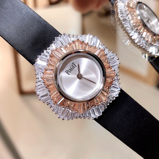 实拍 七夕好礼 PIAGET伯爵 Limelight非凡珍品腕表系列 表壳直径为33mm ,电镀白金,瑞士朗达石英机芯 。手表表壳由花瓣造型上镶嵌112颗特制切割方形钻石于表圈 彰显奢华 蓝宝石水晶镜面 搭配绸缎丝绢皮。这不仅是一款非凡的腕表,更堪称一件珠宝工艺杰作,完美结合创意 打破常规的切割,彰显着珠宝腕表的优雅魅力 实拍 七夕好礼 PIAGET伯爵 Limelight非凡珍品腕表系列 表壳直径为33mm ,电镀白金,瑞士朗达石英机芯 。手表表壳由花瓣造型上镶嵌112颗特制切割方形钻石于表圈 彰显奢华 蓝宝石水晶镜面 搭配绸缎丝绢皮。这不仅是一款非凡的腕表,更堪称一件珠宝工艺杰作,完美结合创意 打破常规的切割,彰显着珠宝腕表的优雅魅力