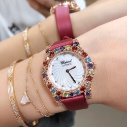 实拍 推出一款性价比超高的萧邦糖果珠宝定制款！萧邦-Chopard 当华美珠宝邂逅钟表技艺，萧邦通过极致工艺将两者合一，奉献出绝世佳作 这件珠宝腕表作品凝聚了来自于Chopard萧邦珠宝工坊的工艺精华，将珠宝化身为腕表，绽放出无与伦比的璀璨光华 搭配进口石英  娟丝表带