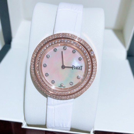 ★实拍 伯爵-PIAGET,时尚石英女款,来自Possession系列诚意推荐,魅力十足的臻品采用瑞士石英机芯,蓝宝石水晶玻璃镜面,表圈可360度旋转,在不经意的旋转之间带来不同的好心情灵动搭配,转动间,专属于你独一无二的个性造型耀目而生有光圈、单排钻和双排钻任性选择!表壳直径34mm厚度8mm。 ★实拍 伯爵-PIAGET,时尚石英女款,来自Possession系列诚意推荐,魅力十足的臻品采用瑞士石英机芯,蓝宝石水晶玻璃镜面,表圈可360度旋转,在不经意的旋转之间带来不同的好心情灵动搭配,转动间,专属于你独一无二的个性造型耀目而生有光圈、单排钻和双排钻任性选择!表壳直径34mm厚度8mm。