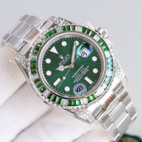 ROLEX 劳力士 顶级玩物 用劳力士最经典的潜航系列水鬼作为原型,经过圈口钻石的二次改装,精致动人!西铁城全自动机械机芯,超强夜光字面,尺寸40mm! ROLEX 劳力士 顶级玩物 用劳力士最经典的潜航系列水鬼作为原型,经过圈口钻石的二次改装,精致动人!西铁城全自动机械机芯,超强夜光字面,尺寸40mm!