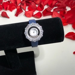 实拍 萧邦Happy Diamonds系列特别款 枫叶美丽并寓意着坚毅精神！即代表永恒爱情送给恋人，也代表对美好的回忆，可送给一路陪伴的朋友，还代表一种岁月的轮回。1比1超前做工同步首发！表面配置三块蓝宝石防刮玻璃，瑞士朗达机芯，尺寸：外径34mm内径14mm。表带14✖️12。