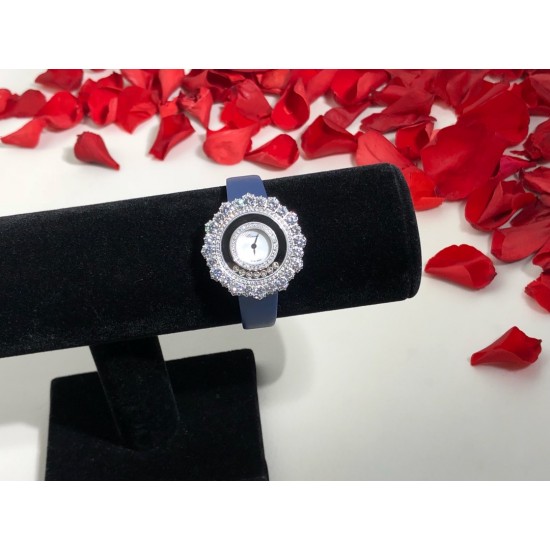 实拍 萧邦Happy Diamonds系列特别款 枫叶美丽并寓意着坚毅精神!即代表永恒爱情送给恋人,也代表对美好的回忆,可送给一路陪伴的朋友,还代表一种岁月的轮回。1比1超前做工同步首发!表面配置三块蓝宝石防刮玻璃,瑞士朗达机芯,尺寸:外径34mm内径14mm。表带14✖️12。 实拍 萧邦Happy Diamonds系列特别款 枫叶美丽并寓意着坚毅精神!即代表永恒爱情送给恋人,也代表对美好的回忆,可送给一路陪伴的朋友,还代表一种岁月的轮回。1比1超前做工同步首发!表面配置三块蓝宝石防刮玻璃,瑞士朗达机芯,尺寸:外径34mm内径14mm。表带14✖️12。