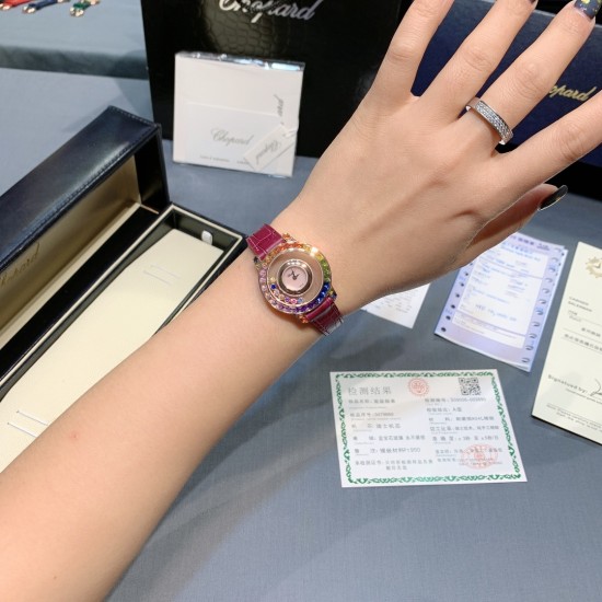 ★实拍 最新萧邦彩虹钻震撼来袭!萧邦快乐钻一直是女表中的翘楚,对萧邦这个系列的创意一直中毒很深,这款彩虹钻属于萧邦的高级珠宝系列!该腕表尺寸大小恰到好处 佩戴舒适!当时间遇见彩虹 玩转小清新 宝石闪耀着红橙黄绿青蓝紫等斑斓色彩 恰似添上曼妙多姿变化色彩精心挑选玲珑精巧的宝石组合镶嵌在一起 为腕表赋予了奇异光彩!女表彩虹圈 萧邦宝石美 不犹豫 果断入手吧! ★实拍 最新萧邦彩虹钻震撼来袭!萧邦快乐钻一直是女表中的翘楚,对萧邦这个系列的创意一直中毒很深,这款彩虹钻属于萧邦的高级珠宝系列!该腕表尺寸大小恰到好处 佩戴舒适!当时间遇见彩虹 玩转小清新 宝石闪耀着红橙黄绿青蓝紫等斑斓色彩 恰似添上曼妙多姿变化色彩精心挑选玲珑精巧的宝石组合镶嵌在一起 为腕表赋予了奇异光彩!女表彩虹圈 萧邦宝石美 不犹豫 果断入手吧!