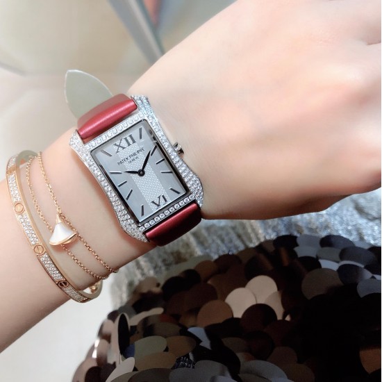 实拍 PATEK PHILIPPE百达翡丽系列 女士腕表(白金表壳搭配沙丁布带,表圈镶嵌天然锆石,蓝宝石玻璃,搭载瑞士石英机芯,尺寸30*34*7毫米) 实拍 PATEK PHILIPPE百达翡丽系列 女士腕表(白金表壳搭配沙丁布带,表圈镶嵌天然锆石,蓝宝石玻璃,搭载瑞士石英机芯,尺寸30*34*7毫米)