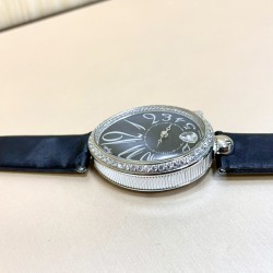 实拍 出品宝玑新品那不勒斯皇后  机械版本、穹面玻璃，从侧面看不仅有鱼眼效果，还能折射钻石带来的璀璨光芒，表针烧钢蓝针、宝玑那不勒斯皇后系列腕表的历史：为了纪念法国王后Caroline Murat也向Abraham-Louis Breguet订制腕表，特别推出那不勒斯皇后系列腕表，现今已得到全世界女性的认可和追捧。尺寸：36.*29