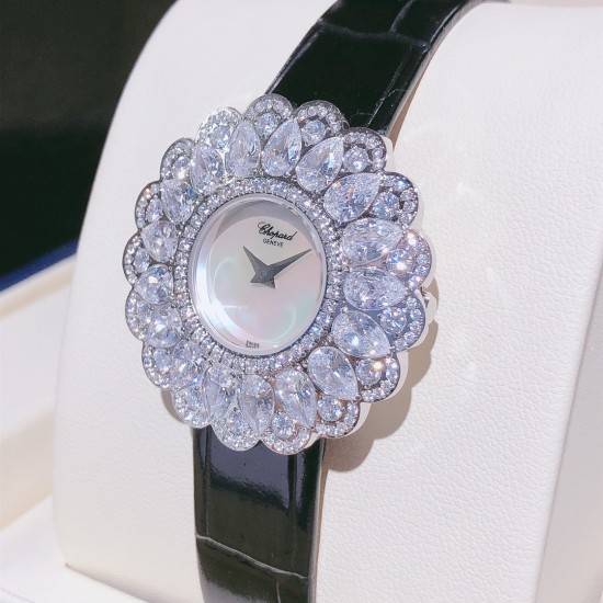 实拍 萧邦-Chopard❥ Precious Chopard系列❥瑞士石英机芯❥蓝宝石玻璃镜面❥表壳直径约36mm 厚度约8mm❥今年以“舞会”为主题,推出Precious Chopard系列高级珠宝与珠宝表新作。以钻石和多种彩色贵重宝石为Precious Chopard系列珠宝装饰出华丽的外衣,由最出色的珠宝师以卓绝工艺精心制作,散发出盛大晚会的恢宏气势。 实拍 萧邦-Chopard❥ Precious Chopard系列❥瑞士石英机芯❥蓝宝石玻璃镜面❥表壳直径约36mm 厚度约8mm❥今年以“舞会”为主题,推出Precious Chopard系列高级珠宝与珠宝表新作。以钻石和多种彩色贵重宝石为Precious Chopard系列珠宝装饰出华丽的外衣,由最出色的珠宝师以卓绝工艺精心制作,散发出盛大晚会的恢宏气势。