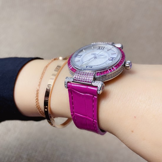 ★实拍 萧邦 CHOPARD IMPERIALE 系列腕表。独特风格带您走进一个新阶段并且成功塑造了崇尚自我表达和与众不同的生活化概念,316精钢材质,此表款全手工镶嵌施华洛世奇水晶钻,成为了美式奢侈生活风格的代表!进口石英机芯以及精细做工,佩戴贴手舒适,设计风格简约明朗。充满奢华璀璨的气息,光彩夺人、让你瞬间提升华丽的气质 ! ★实拍 萧邦 CHOPARD IMPERIALE 系列腕表。独特风格带您走进一个新阶段并且成功塑造了崇尚自我表达和与众不同的生活化概念,316精钢材质,此表款全手工镶嵌施华洛世奇水晶钻,成为了美式奢侈生活风格的代表!进口石英机芯以及精细做工,佩戴贴手舒适,设计风格简约明朗。充满奢华璀璨的气息,光彩夺人、让你瞬间提升华丽的气质 !