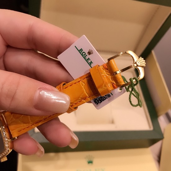 最新劳力士Rolex采用知名经典的设计将它重新呈现,品牌的三方联名创造了一个独特的系列,同时满足了手表和街头爱好者的高要求。尺寸3228mm 进口意大利小牛皮带,腕间流年,诠释你的美,就是如此简单! 最新劳力士Rolex采用知名经典的设计将它重新呈现,品牌的三方联名创造了一个独特的系列,同时满足了手表和街头爱好者的高要求。尺寸3228mm 进口意大利小牛皮带,腕间流年,诠释你的美,就是如此简单!