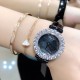 实拍 萧邦新款不断 重点推荐 重磅来袭 LHEUR DU DIAMANT珠宝镶系列,全套精钢镂空打造,光滑精致无暇,采用最新手法三爪镶石工艺,与原装正品一致,尺寸及细节完美至无可挑剔,整表美轮美奂由你任意搭配出行或各种宴会派对,该款专用进口机械机芯,整机保持原状态无改动,稳定性众所周知!表扣饱满不显臃肿,七颗钻石及整个表扣呈现的弧度与镂空的鸟巢壳身完美绝配,搭配之对应效果令你无可挑剔,表带制作精良,狠下本钱采用进口高光牛皮 一点也不逊于市场的一般鳄鱼皮。 实拍 萧邦新款不断 重点推荐 重磅来袭 LHEUR DU DIAMANT珠宝镶系列,全套精钢镂空打造,光滑精致无暇,采用最新手法三爪镶石工艺,与原装正品一致,尺寸及细节完美至无可挑剔,整表美轮美奂由你任意搭配出行或各种宴会派对,该款专用进口机械机芯,整机保持原状态无改动,稳定性众所周知!表扣饱满不显臃肿,七颗钻石及整个表扣呈现的弧度与镂空的鸟巢壳身完美绝配,搭配之对应效果令你无可挑剔,表带制作精良,狠下本钱采用进口高光牛皮 一点也不逊于市场的一般鳄鱼皮。