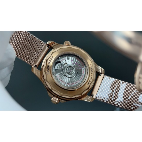 新品007 ！OMEGA 欧米茄 海马300 青铜金与勃根地红 尺寸42mm 搭配8806机芯，顶级品质 出货实拍✈️