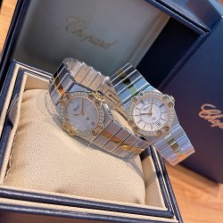 萧邦CHOPARD-St. Moritz圣莫里茨系列5156女士手镯表，1980年，Chopard萧邦推出了首款运动腕表，也是品牌工坊打造的首款钢制时计——St. Moritz，对当时专于制作金表和镶钻金表的Chopard萧邦而言，极具创新意义。St. Moritz腕表的圆形表圈点缀八颗螺丝，两两一组，分布在四个基本方位，每一节表带都由多个配件螺丝组装而成，难度非常之高，历经一年不断改进终出成品 。尺寸28mm 轻松驾驭 休闲精致都如你[爱心]（附送萧邦丝绒手表袋，退换袋子需退回‼️‼️）