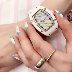 新品预告 理查德米勒 12月7日出货bon bon系列最稀有的作品！克服传统工艺打破模式！钟表最受尊敬的技术之一。不是所有人的嫁妆，棉花糖运动曲线和颜色，它们是诱人的。有了理查德米勒，实现了把棉花糖戴在你的手腕上！白色陶瓷加上黄粉绿搪瓷表盘，RM-07柔和的颜色创造了一个组合...甜蜜！糖果店的一次旅行，一个让人难以置信的艺术品。