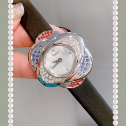 最新 PIAGET伯爵 Limelight非凡珍品腕表系列 花朵 闭合状态下尺寸33mm*22mm， 花朵盛开时直径为33mm。表壳才有18K白金电镀，进口石英机芯 。特点: 表壳由可顺时针旋转的三片花瓣造型组成一朵完美的三色艳丽花朵。第一层花瓣上镶嵌26颗白色钻石于表圈 ，第二层花瓣镶嵌26颗红色钻石彰显奢华，第三层花瓣镶嵌18颗幽邃蓝宝石彰显尊贵，蓝宝石水晶镜面 搭配绸缎丝绢皮/手工锻造丝网表带。这不仅是一款非凡的腕表，更堪称一件珠宝工艺杰作，完美结合创意，生动灵性，彰显着珠宝腕表的优雅魅力