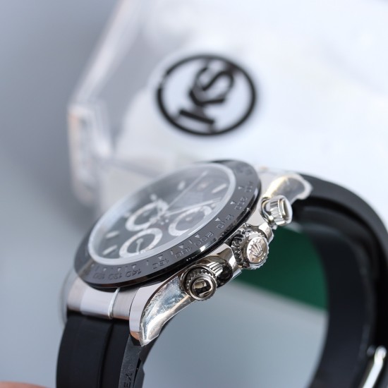 顶级做工KS出品:劳力士 恒动宇宙计时型迪通拿 【尺寸】40MM【表镜】抗刮损蓝水晶玻璃 防反光凸透式放大日历窗【表壳】上链表冠,旋入式三扣锁三重防水系统【机芯】采用7750机芯,高效精准稳定【表带】腕表搭配折叠式表扣,且表扣具有微调装置,可以调到非常的贴合手腕 折叠扣 超强夜光 防水大于100米 顶级做工KS出品:劳力士 恒动宇宙计时型迪通拿 【尺寸】40MM【表镜】抗刮损蓝水晶玻璃 防反光凸透式放大日历窗【表壳】上链表冠,旋入式三扣锁三重防水系统【机芯】采用7750机芯,高效精准稳定【表带】腕表搭配折叠式表扣,且表扣具有微调装置,可以调到非常的贴合手腕 折叠扣 超强夜光 防水大于100米