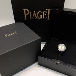 实拍 伯爵-PIAGET 女士腕表 瑞士石英机芯 316L精钢表壳 真牛皮表带 尺寸34*8mm 蓝宝石玻璃镜面 简约的设计,大胆而多彩的配色,以及旋转表圈是伯爵品牌 Possession腕表的特质所在。通过品牌制表师们天马星空的创意,将各个亮色的表带与贵金属、钻石、精钢材质相融,通过圆形盘面的演绎,令全新的 Possession腕表越发闪耀夺目,给人眼前一亮之感。