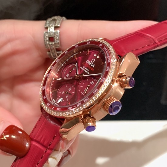★实拍 欧米茄-OMEGA 六针超霸系列多功能石英 女士腕表 表盘內设有横向椭圆形小表盘,6点钟位置设有垂直椭圆日历窗口。时针、分针及小秒盘的秒针均经过镀铑处理,( Omega)超霸系列以其标志性的外观设计以及精准走时的机芯品质深受消费者的喜爱。超霸系列的配色款式很多,提供给了消费者很多的选择 ★实拍 欧米茄-OMEGA 六针超霸系列多功能石英 女士腕表 表盘內设有横向椭圆形小表盘,6点钟位置设有垂直椭圆日历窗口。时针、分针及小秒盘的秒针均经过镀铑处理,( Omega)超霸系列以其标志性的外观设计以及精准走时的机芯品质深受消费者的喜爱。超霸系列的配色款式很多,提供给了消费者很多的选择