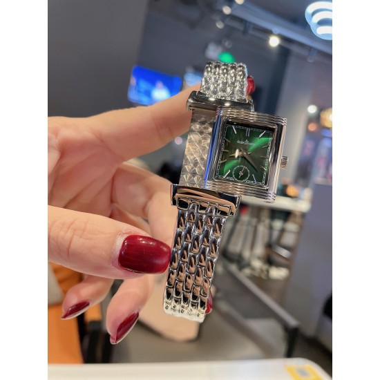 新款积家经典翻转系列高级女士腕表[飞吻][飞吻]精钢表壳，独特设计180度旋转翻盖，内置瑞士石英机芯，走时精准稳定！真皮表带，尺寸1比1[色][色]尺寸：23*34mm 厚度：13.5mm】