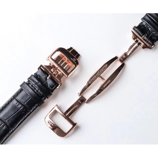 Jaeger-leCoultre Master Ultra Thin Moon积家超薄月相大师系列42mm腕表,简洁的线条设计,赏心悦目的表盘。 显示令表盘尽显活力,6位24小时指针宛如一幕和谐美妙的腕上芭蕾。透过玻璃底盖,机芯运行一目了然。这款厚度仅5.8毫米的超薄机芯向世人证实,超凡的技艺和极尽复杂的功能可以在狭小的空间内完美展现。顶级出品 精品不断 Jaeger-leCoultre Master Ultra Thin Moon积家超薄月相大师系列42mm腕表,简洁的线条设计,赏心悦目的表盘。 显示令表盘尽显活力,6位24小时指针宛如一幕和谐美妙的腕上芭蕾。透过玻璃底盖,机芯运行一目了然。这款厚度仅5.8毫米的超薄机芯向世人证实,超凡的技艺和极尽复杂的功能可以在狭小的空间内完美展现。顶级出品 精品不断