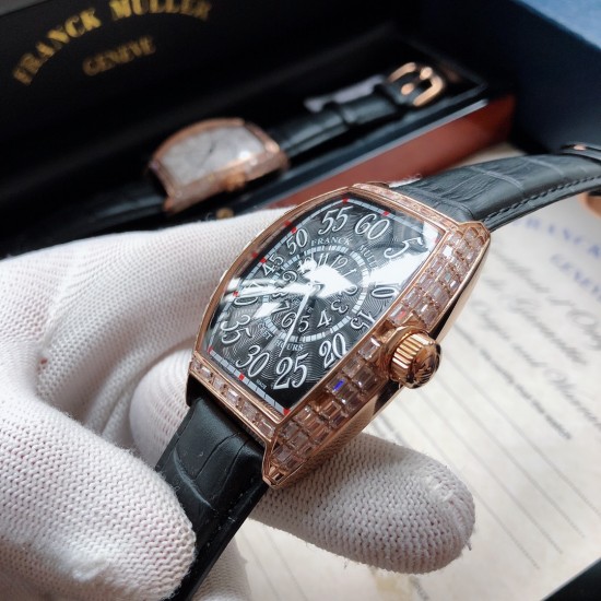 法兰克穆勒-Franck Muller 深受时尚男士及众多明星追捧的顶级腕表品牌,法兰克穆勒的标志性特征是其酒桶型表壳和夸张的弧度设计敖,采用手工镶砖手法制作,同时也拥有精湛的制表工艺,搭配全自动日本机械机芯,法兰克穆勒手表凝聚了无限心血、承载了无尽情感,是鉴赏家眼中出类拔萃敖、独一无二的完美杰作。尺寸55mmx42mmx13。FM-club™ 倾情推荐❗️ 法兰克穆勒-Franck Muller 深受时尚男士及众多明星追捧的顶级腕表品牌,法兰克穆勒的标志性特征是其酒桶型表壳和夸张的弧度设计敖,采用手工镶砖手法制作,同时也拥有精湛的制表工艺,搭配全自动日本机械机芯,法兰克穆勒手表凝聚了无限心血、承载了无尽情感,是鉴赏家眼中出类拔萃敖、独一无二的完美杰作。尺寸55mmx42mmx13。FM-club™ 倾情推荐❗️