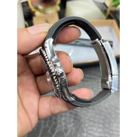 游艇!ROLEX 劳力士 YACHT MASTER 游艇名仕型 116655 运动男表 精钢镀厚玫瑰金表壳 陶瓷表圈 可双向转动 旋入式表冠 蓝宝石镜面有日历放大镜6点位镭射皇冠防伪 橡胶表带 表带侧面有OYSTERFLEX字样雕刻 表带背面有导汗槽 Glidelock折叠保险表扣! 游艇!ROLEX 劳力士 YACHT MASTER 游艇名仕型 116655 运动男表 精钢镀厚玫瑰金表壳 陶瓷表圈 可双向转动 旋入式表冠 蓝宝石镜面有日历放大镜6点位镭射皇冠防伪 橡胶表带 表带侧面有OYSTERFLEX字样雕刻 表带背面有导汗槽 Glidelock折叠保险表扣!