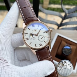 浪琴 Longines 精品男士腕表，四针分离搭载月相设计，技艺精湛，独具匠心，尊贵大气，绅士风范。采用全自动机械机芯，顶级316精钢表壳，进口小牛皮表带，矿物质超强镜面，尺寸42-13