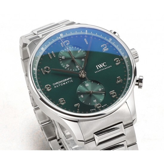 V6S新品,IWC万国表为其经典全新葡萄牙系列计时腕表推出首款精钢表链款式。IWC万国表首次为这款经典时计系列腕表配备精钢表链,令IWC万国表葡萄牙系列计时腕表更添几分灵活随性。表链经过抛光与拉丝工艺修饰,精密入微,优美雅致;蝴蝶式折叠表扣赋予其符合人体工学的贴心设计,细腻贴合手腕,佩戴无比舒适。配备精钢表链的全新表款采用精钢表壳,腕表内部搭载IWC万国表自制69355型计时机芯,坚固而精准,采用经典导柱轮设计,透过蓝宝石玻璃表背可纵览机芯风采。高效双向棘爪上链系统提供46小时动力储备。 V6S新品,IWC万国表为其经典全新葡萄牙系列计时腕表推出首款精钢表链款式。IWC万国表首次为这款经典时计系列腕表配备精钢表链,令IWC万国表葡萄牙系列计时腕表更添几分灵活随性。表链经过抛光与拉丝工艺修饰,精密入微,优美雅致;蝴蝶式折叠表扣赋予其符合人体工学的贴心设计,细腻贴合手腕,佩戴无比舒适。配备精钢表链的全新表款采用精钢表壳,腕表内部搭载IWC万国表自制69355型计时机芯,坚固而精准,采用经典导柱轮设计,透过蓝宝石玻璃表背可纵览机芯风采。高效双向棘爪上链系统提供46小时动力储备。