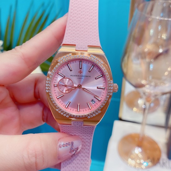 江诗丹顿-VACHERON CONSTANTIN纵横四海系列火热上市,突破传统,时尚优雅的多彩表带,可满足佩戴者在不同场合的需求,多样化的色彩设计演绎大胆而时尚的风格,江诗丹顿在装置时始终将舒适性放在首位,确保腕表完美贴合手腕,纯钢表壳,进口石英机芯,蓝宝石水晶玻璃,舒适胶质表带,采用原装针式表扣佩戴方便!尺寸:36.5mm 江诗丹顿-VACHERON CONSTANTIN纵横四海系列火热上市,突破传统,时尚优雅的多彩表带,可满足佩戴者在不同场合的需求,多样化的色彩设计演绎大胆而时尚的风格,江诗丹顿在装置时始终将舒适性放在首位,确保腕表完美贴合手腕,纯钢表壳,进口石英机芯,蓝宝石水晶玻璃,舒适胶质表带,采用原装针式表扣佩戴方便!尺寸:36.5mm