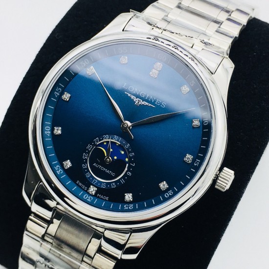 【LG Factory】新力作 浪琴Longines新款「Master Moonphase」月相日历腕表,采用ETA2824-2机芯,功能完美同步,防水深度30米,表耳线条温润流畅。表盘为大三针布局,最特别之处是表圈分钟刻度圈为立体倾斜的设计,提供出色的表盘层次感。6点的月相盘与日历功能融为一体。表盘共有3种款式:银白色麦粒纹搭配衬线体阿拉伯数字时标,黑色麦粒纹搭配罗马数字时标,蓝色日晖纹搭配棍状时标 ,直径40毫米,厚度10毫米,意大利进口小牛皮 原装蝴蝶扣 ⚠️请认准独家品质!LG品质 值得信赖! 【LG Factory】新力作 浪琴Longines新款「Master Moonphase」月相日历腕表,采用ETA2824-2机芯,功能完美同步,防水深度30米,表耳线条温润流畅。表盘为大三针布局,最特别之处是表圈分钟刻度圈为立体倾斜的设计,提供出色的表盘层次感。6点的月相盘与日历功能融为一体。表盘共有3种款式:银白色麦粒纹搭配衬线体阿拉伯数字时标,黑色麦粒纹搭配罗马数字时标,蓝色日晖纹搭配棍状时标 ,直径40毫米,厚度10毫米,意大利进口小牛皮 原装蝴蝶扣 ⚠️请认准独家品质!LG品质 值得信赖!