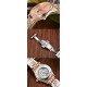 Jaeger-leCoultre Master Ultra Thin Moon积家超薄月相大师系列42mm腕表,简洁的线条设计,赏心悦目的表盘。 显示令表盘尽显活力,6位24小时指针宛如一幕和谐美妙的腕上芭蕾。透过玻璃底盖,机芯运行一目了然。这款厚度仅5.8毫米的超薄机芯向世人证实,超凡的技艺和极尽复杂的功能可以在狭小的空间内完美展现。顶级出品 精品不断 Jaeger-leCoultre Master Ultra Thin Moon积家超薄月相大师系列42mm腕表,简洁的线条设计,赏心悦目的表盘。 显示令表盘尽显活力,6位24小时指针宛如一幕和谐美妙的腕上芭蕾。透过玻璃底盖,机芯运行一目了然。这款厚度仅5.8毫米的超薄机芯向世人证实,超凡的技艺和极尽复杂的功能可以在狭小的空间内完美展现。顶级出品 精品不断
