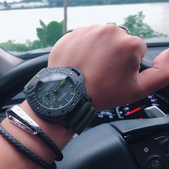 沛纳海 PANERAI 潜行系列型号PAM00961 震撼登场 引领潮流，精工细琢，雕花工艺全新升级，整表采用316精钢雕刻，纹路圆润清晰，极具历史感与复古色彩！机芯调测及打磨无人能及，全自动机械机芯 碳纤维字面更是给人以惊艳之感 非传奇不塑！三杰精致推荐男士机械腕表 SJ为你精心打造超真实实物图拍摄 让你超真实实物图体验