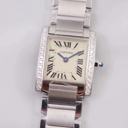 实拍 8848F出品卡地亚法国坦克！瑞士石英机芯，尺寸～25.35*20.3mm，其他的就不作多介绍了，均可官网查阅，下面我来讲讲它的迷人之处，坦克腕表家族中女性最喜欢的一个系列。首先正像坦克与履带的不可分离，法国坦克腕表的履带式表链不仅像一款简练的手镯将金属的光泽绽放无余，也更好的融合了坦克系列棱角分明、锐利的表壳边缘，二者的结合不仅使表款风格上有个完整的统一性，更是对坦克腕表系列的自由精神的完美诠释，因此法国坦克可谓是卡地亚坦克腕表系列之中的经典之作！保卡、吊牌、表带膜和外包装都有贴标型号！下手要快！