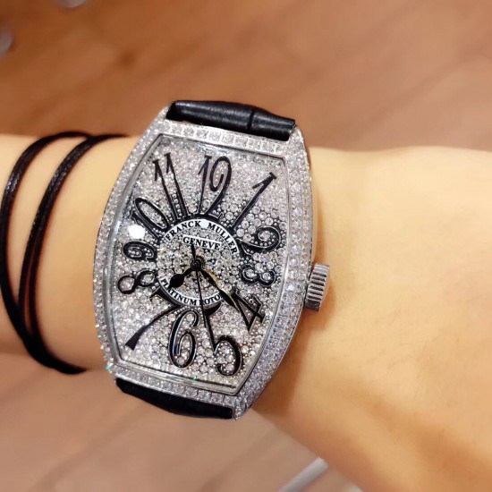 法穆兰 Franck Muller 是深受时尚白领及众多明星追捧的顶级腕表品牌,法兰克穆勒的标志性特征是其酒桶型表壳和夸张的弧度设计,同时也拥有精湛的制表工艺,法兰克穆勒手表凝聚了无限心血、承载了无尽情感,是鉴赏家眼中出类拔萃、独一无二的完美杰作。尺寸32mm*45mm*12mm。 法穆兰 Franck Muller 是深受时尚白领及众多明星追捧的顶级腕表品牌,法兰克穆勒的标志性特征是其酒桶型表壳和夸张的弧度设计,同时也拥有精湛的制表工艺,法兰克穆勒手表凝聚了无限心血、承载了无尽情感,是鉴赏家眼中出类拔萃、独一无二的完美杰作。尺寸32mm*45mm*12mm。