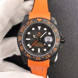 劳力士Rolex Daytona翡翠夜光全碳纤维GMT横空出世 这款获得天文台认证的首款全碳纤维GMT搭载2836全自动机械 蓝宝石抗刮损水晶镜面 碳纤维字面 完美复刻 原装同步橡树胶带 原装扣  更加柔软舒适 方便佩戴 爱不释手的劳力士GMT     品不完的一劳永逸！！！