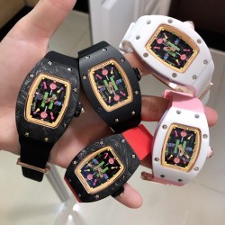 最新理查珐琅棉花糖理查德米勒 RichardMille 珐琅棉花糖 最新爆款 bon bon系列最稀有的作品！克服传统工艺打破模式！钟表最受尊敬的技术之一。不是所有人的嫁妆，棉花糖运动曲线和颜色，它们是诱人的。有了理查德米勒，实现了把棉花糖戴在你的手腕上！白色陶瓷加上黄粉绿搪瓷表盘，RM-07柔和的颜色创造了一个组合...甜蜜！糖果店的一次旅行，一个让人难以置信的艺术品。你会戴上它吗？