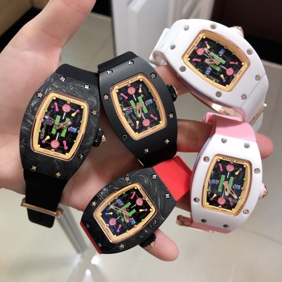 最新理查珐琅棉花糖理查德米勒 RichardMille 珐琅棉花糖 最新爆款 bon bon系列最稀有的作品!克服传统工艺打破模式!钟表最受尊敬的技术之一。不是所有人的嫁妆,棉花糖运动曲线和颜色,它们是诱人的。有了理查德米勒,实现了把棉花糖戴在你的手腕上!白色陶瓷加上黄粉绿搪瓷表盘,RM-07柔和的颜色创造了一个组合...甜蜜!糖果店的一次旅行,一个让人难以置信的艺术品。你会戴上它吗? 最新理查珐琅棉花糖理查德米勒 RichardMille 珐琅棉花糖 最新爆款 bon bon系列最稀有的作品!克服传统工艺打破模式!钟表最受尊敬的技术之一。不是所有人的嫁妆,棉花糖运动曲线和颜色,它们是诱人的。有了理查德米勒,实现了把棉花糖戴在你的手腕上!白色陶瓷加上黄粉绿搪瓷表盘,RM-07柔和的颜色创造了一个组合...甜蜜!糖果店的一次旅行,一个让人难以置信的艺术品。你会戴上它吗?
