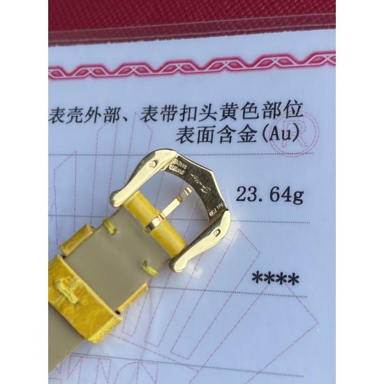 卡地亚浴缸系列卡家又一经典之作浴缸系列。实物拿到手的时候大吃一惊,颜值高 !椭圆外型的感觉正是典雅欧风浴缸形状,这也太好看了吧!相比蓝气球段位要高出不少一会儿观摩下公价便知主要是因为通体包真金……Baignoire浴缸系列腕表,小号表款,石英机芯。精钢包18K黄金表壳。包18K黄金圆珠形表冠,镶嵌一颗凸圆形蓝宝石。镀银表盘,剑形蓝钢指针,蓝宝石水晶镜面。灰褐色鳄鱼皮表带,包18K黄金针扣式表扣。表壳尺寸:32x26毫米厚度:8毫米防水深度3巴(约30米)生活防水 卡地亚浴缸系列卡家又一经典之作浴缸系列。实物拿到手的时候大吃一惊,颜值高 !椭圆外型的感觉正是典雅欧风浴缸形状,这也太好看了吧!相比蓝气球段位要高出不少一会儿观摩下公价便知主要是因为通体包真金……Baignoire浴缸系列腕表,小号表款,石英机芯。精钢包18K黄金表壳。包18K黄金圆珠形表冠,镶嵌一颗凸圆形蓝宝石。镀银表盘,剑形蓝钢指针,蓝宝石水晶镜面。灰褐色鳄鱼皮表带,包18K黄金针扣式表扣。表壳尺寸:32x26毫米厚度:8毫米防水深度3巴(约30米)生活防水